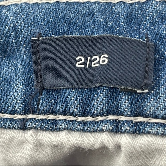 NWT Gap Fold Over Pockets High Waisted Denim Skirt
Medium Wash Size 26 / 2 - Picture 7 of 9